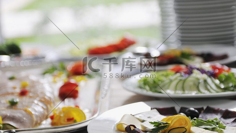 膨化食品：代加工与自产，哪种更胜一筹？**