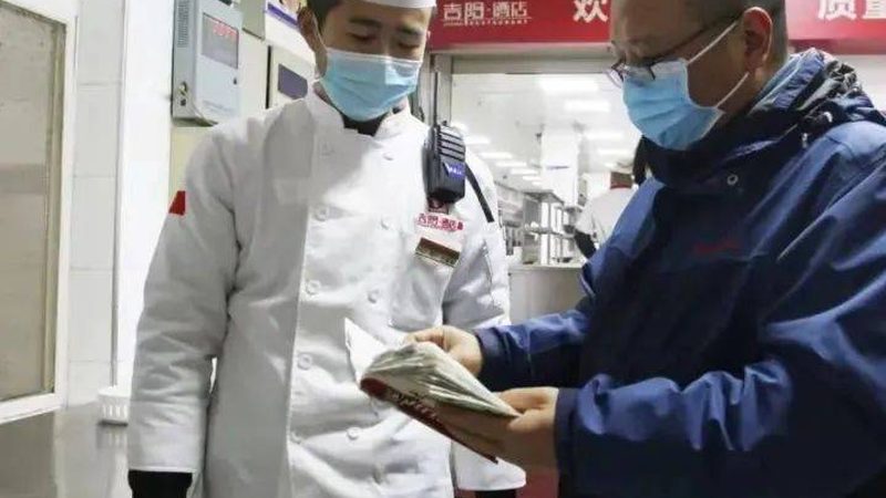 配料表是了解烘焙原料成分的重要途径。在配料表中，应关注以下内容：